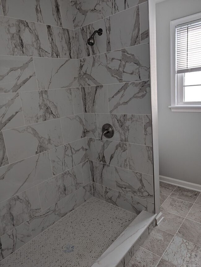 Building Photo - 619 W Kings Hwy