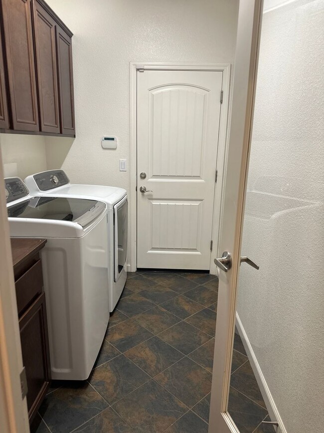 Building Photo - Cozy and Spacious Home in Elk Grove