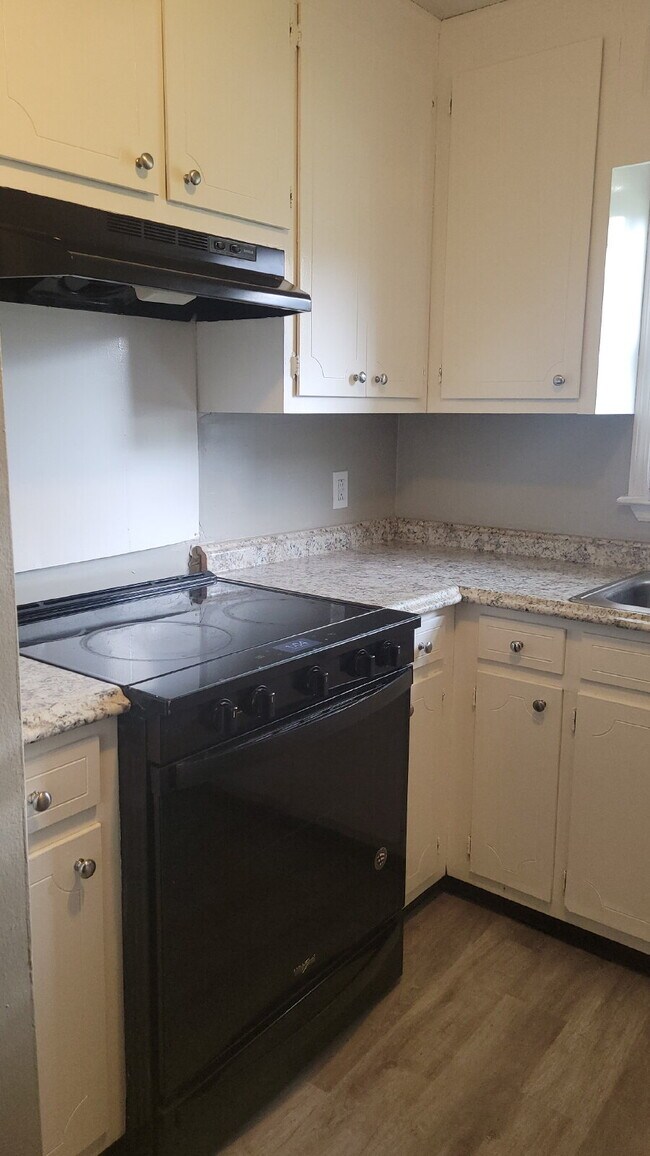 Building Photo - 1 month free Section 8 accepted Spacious 2-Bed, 2-Bath Sanctuary in Huntsville – Your Ideal Retre...