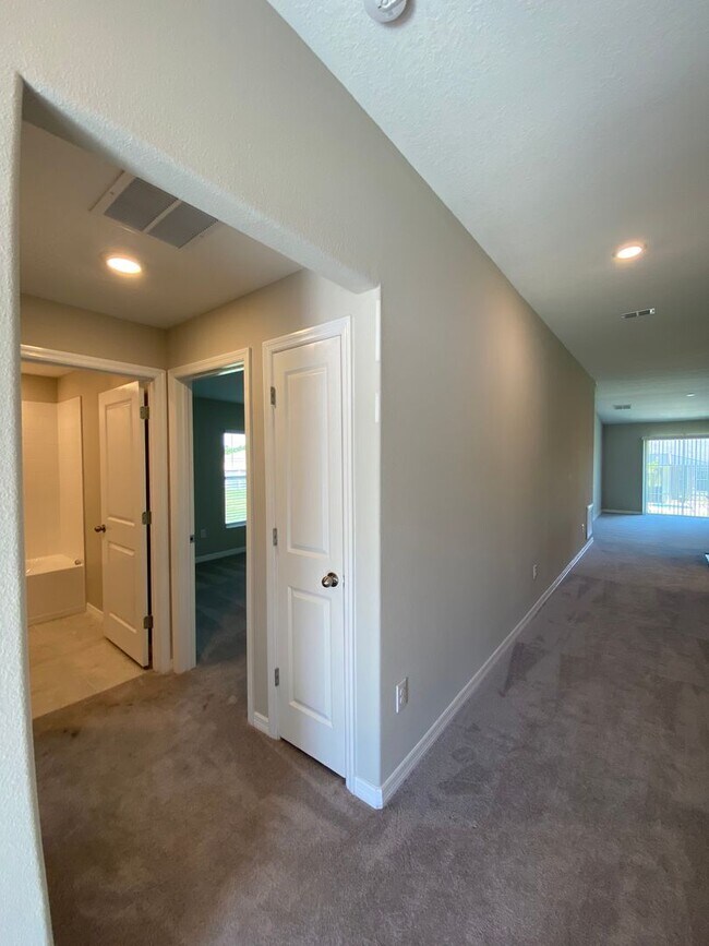 Building Photo - MOVE IN BY FEBRUARY 15TH AND RECIEVE HALF OFF FIRST MONTH- Hills Of Tuscany - Great Location, 3/2...