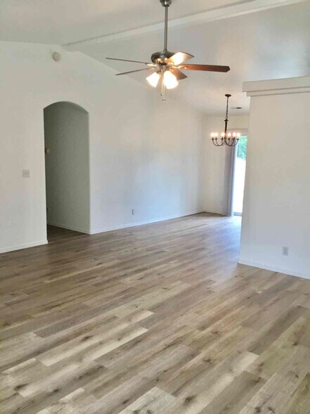 Building Photo - 2917 W Versailles Dr