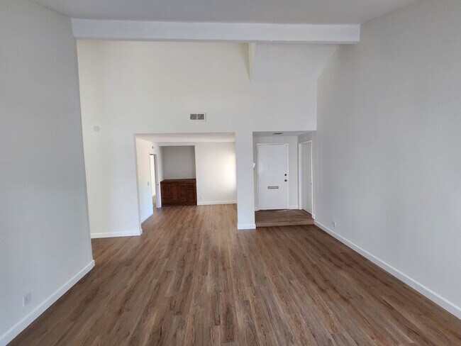 Building Photo - 10930 Red Rock Dr
