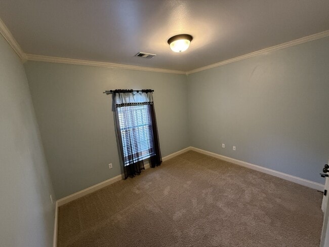 Building Photo - Charming 3 Bedroom Home in Willowbrook Sub...