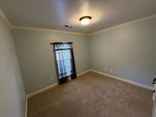 Building Photo - Charming 3 Bedroom Home in Willowbrook Subdivision!