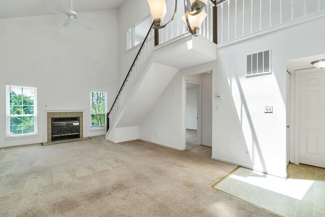 Building Photo - Rarely Available 2-Level, 2 Bed 2 Bath Upp...