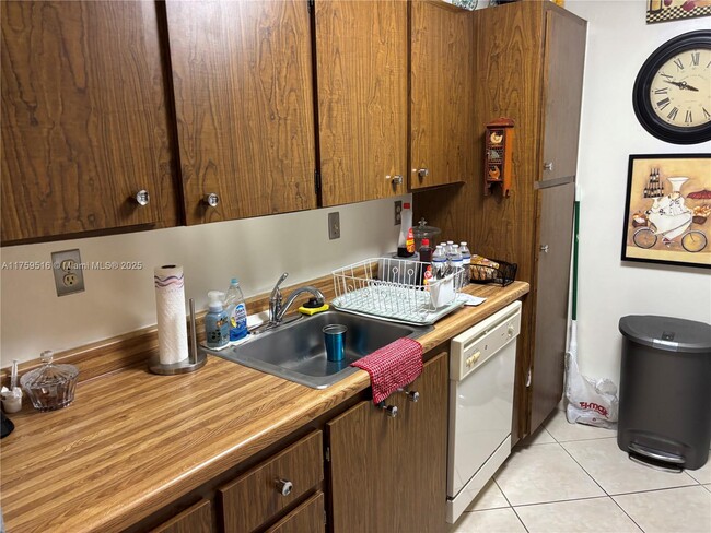 Building Photo - 10802 N Kendall Dr
