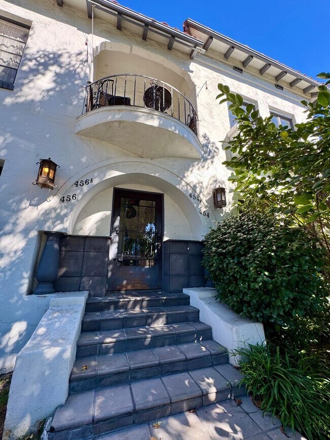 Building Photo - Gorgeous Remodeled Spanish 2+1.5 near the ...