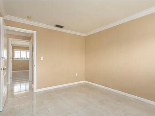 Building Photo - 633 NE 2nd Ave