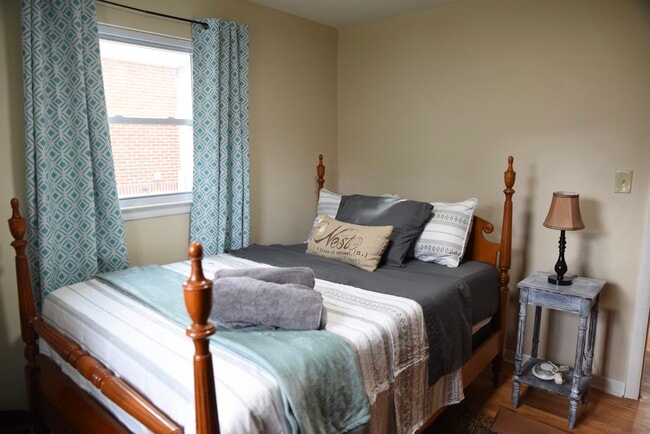 Building Photo - 2346 Pine St