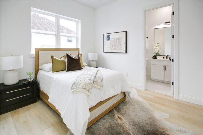 Building Photo - 1214 W 24th St