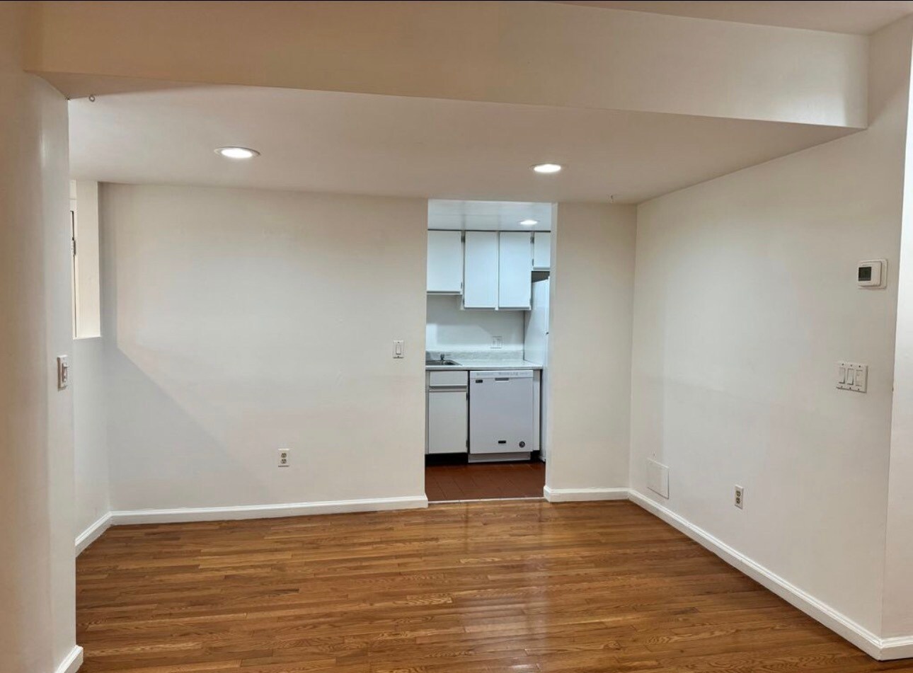 Building Photo - 390 Riverway