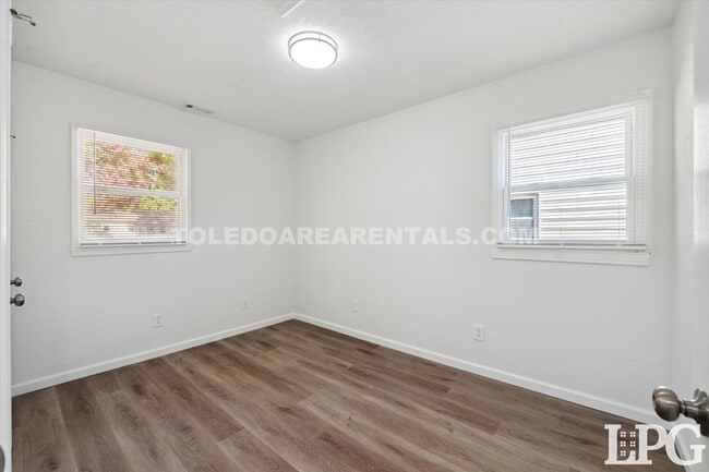 Building Photo - 433 Mayfair Blvd
