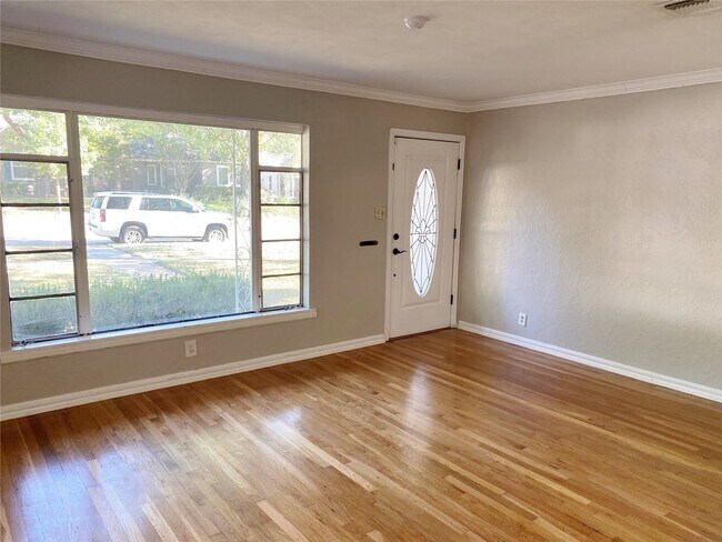 Building Photo - 3 BED/2BATH BUNGALOW IN ARLINGTON HEIGHTS!