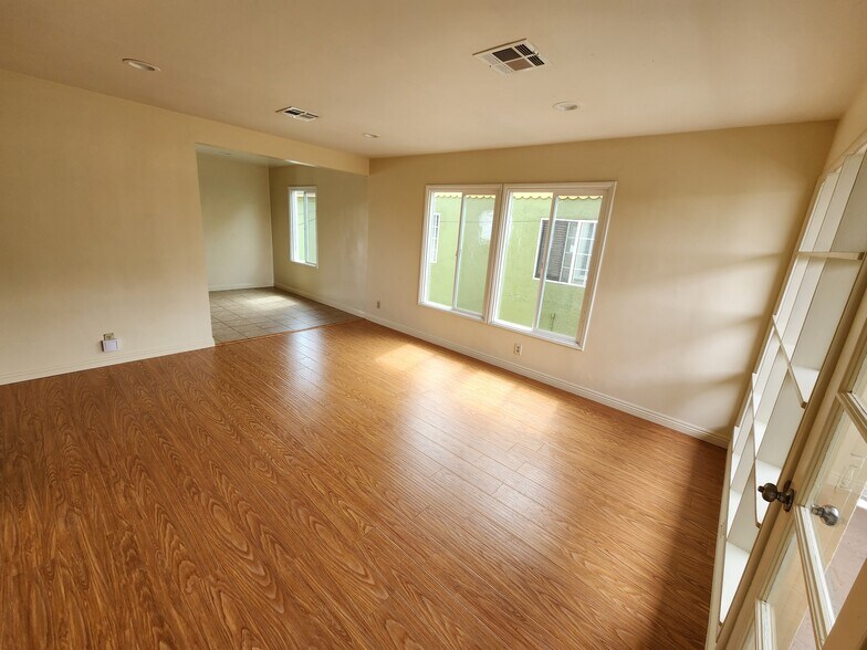 Building Photo - 5264 Cahuenga Blvd