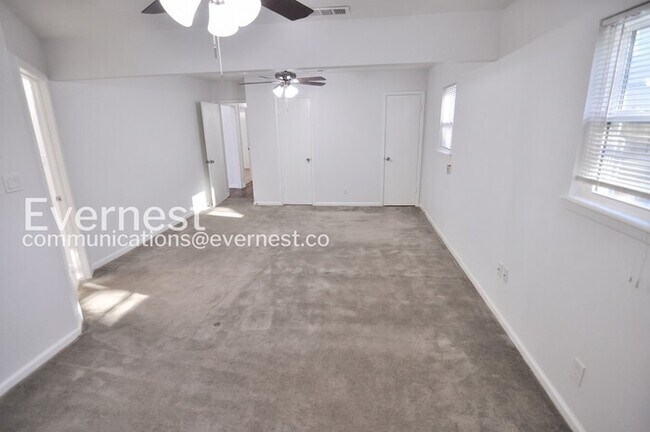 Building Photo - 3 Bed, 2 Bath Home with Fenced Yard & Garage / Pet-Friendly / Coming Soon!