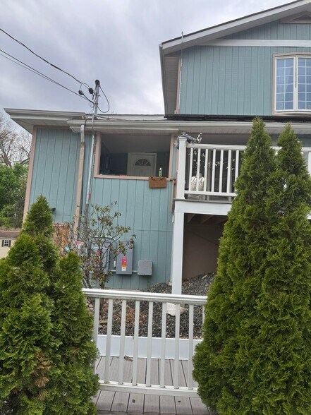 Building Photo - 8 Spruce Ave
