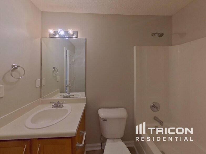 Building Photo - 2177 Red Oak Cir