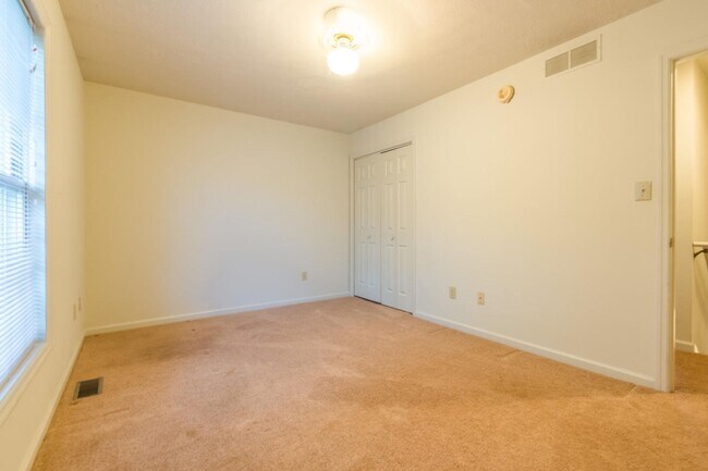 Building Photo - 702 E Sherwood Hills Dr