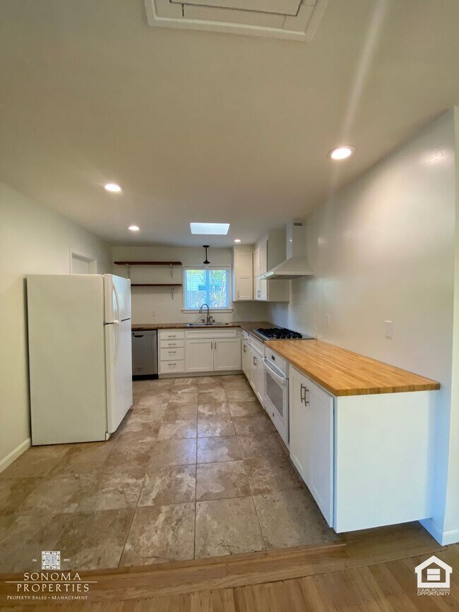 Building Photo - Bright & Cheery 2 Bedroom Home