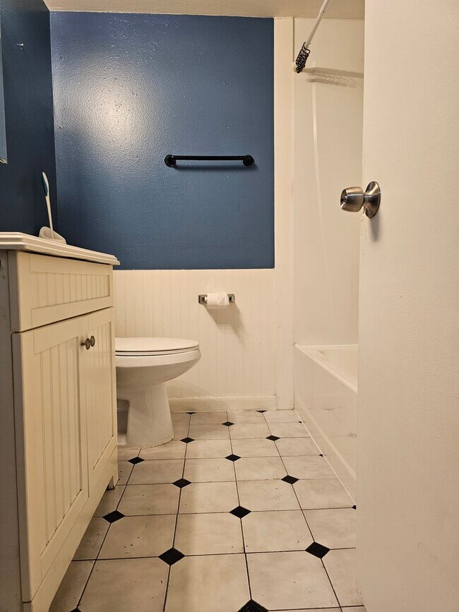 Building Photo - Price reduced!!-Cozy 1 bedroom garden leve...