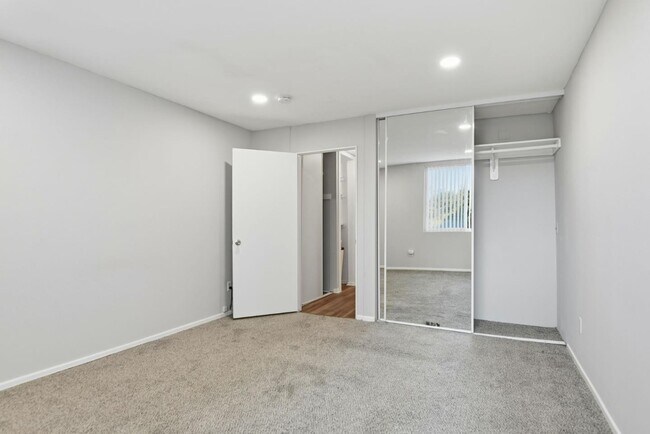 Building Photo - 6542 Ocean Crest Dr