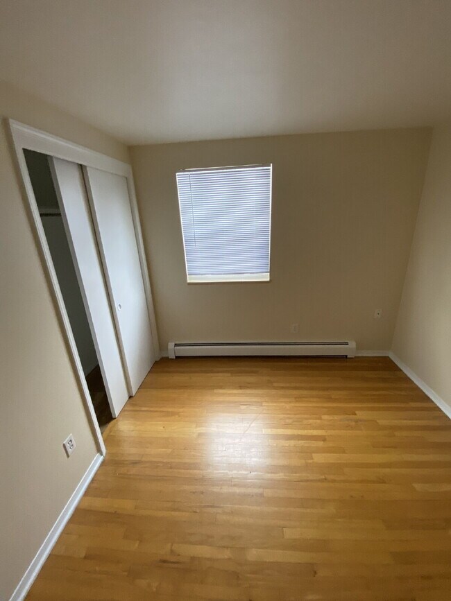 Building Photo - Don't miss out on this 5 bed 2.5 bath hous...
