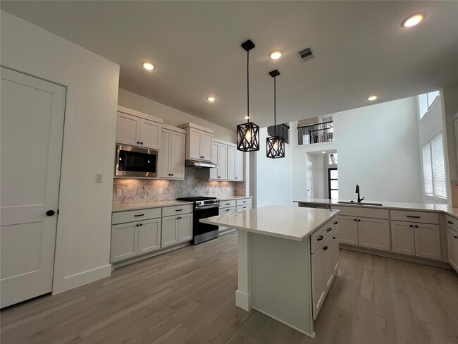 Building Photo - 10931 Cres Spg Dr