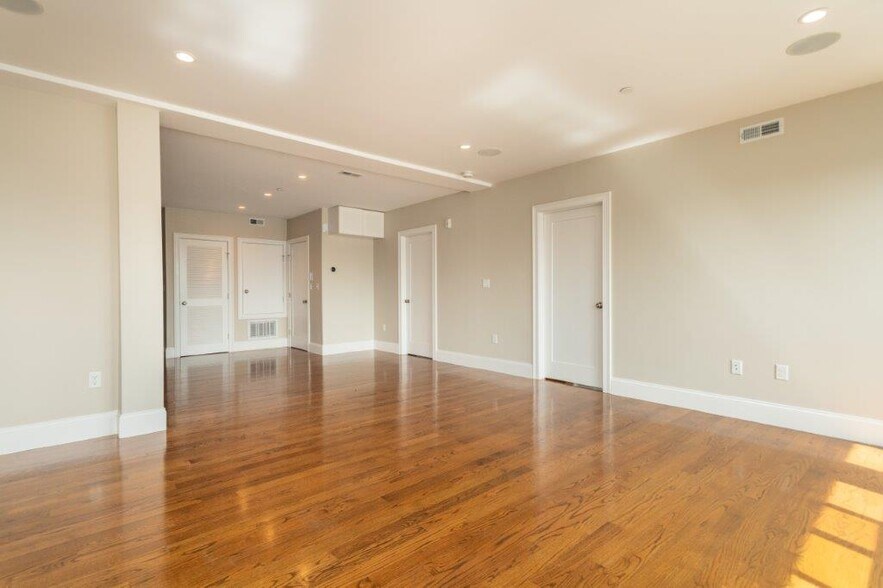 Building Photo - 309 D St