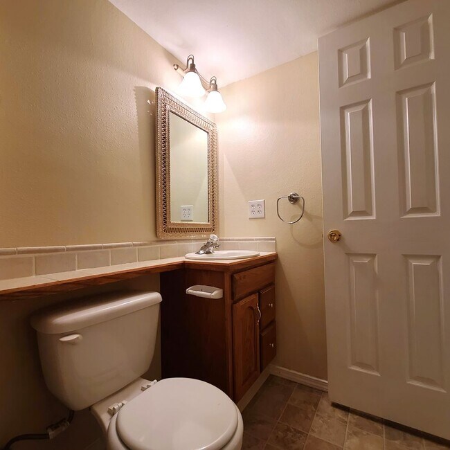 Building Photo - Beautiful home in Briargate Fairfax - D20 - ready to move in NOW!