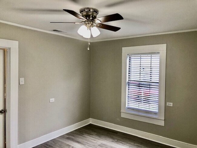 Building Photo - $500 OFF MOVE IN SPECIAL-CUTE SOUTH BOSSIER HOME-FRESH PAINT-NEW FLOORS-CLEAN