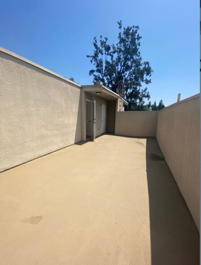 Building Photo - 13022 Riverside Dr