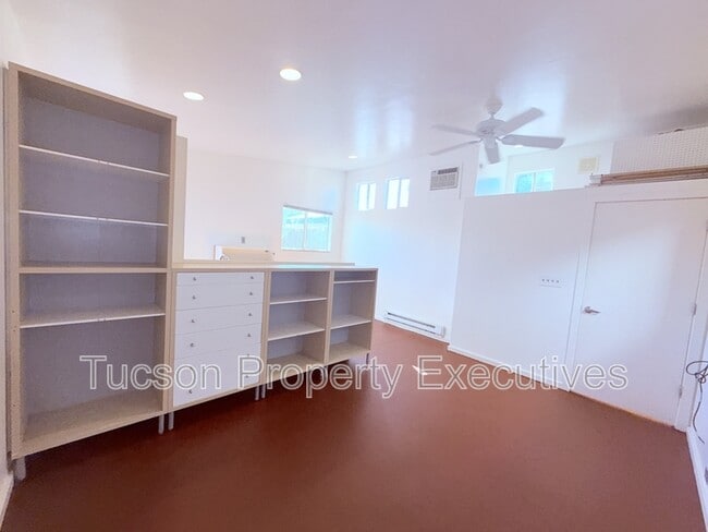 Building Photo - 443 E Delano St