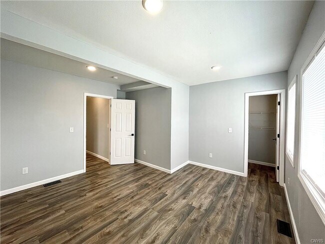 Building Photo - 1222 Hawley Ave