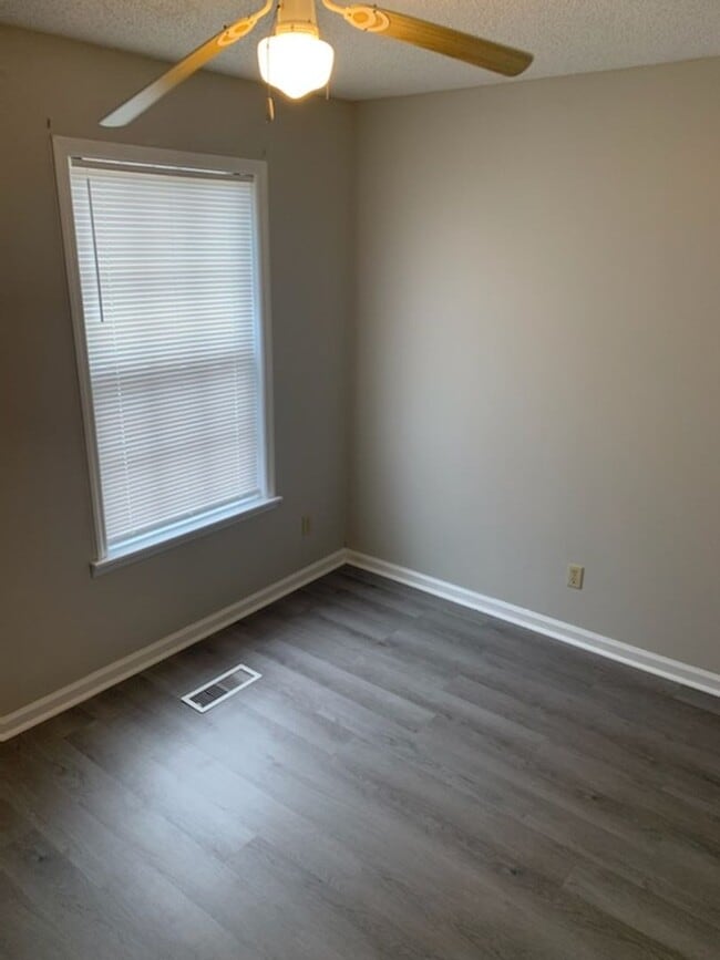 Building Photo - This charming 3-bed, 2.5-bath townhome is available for rent.