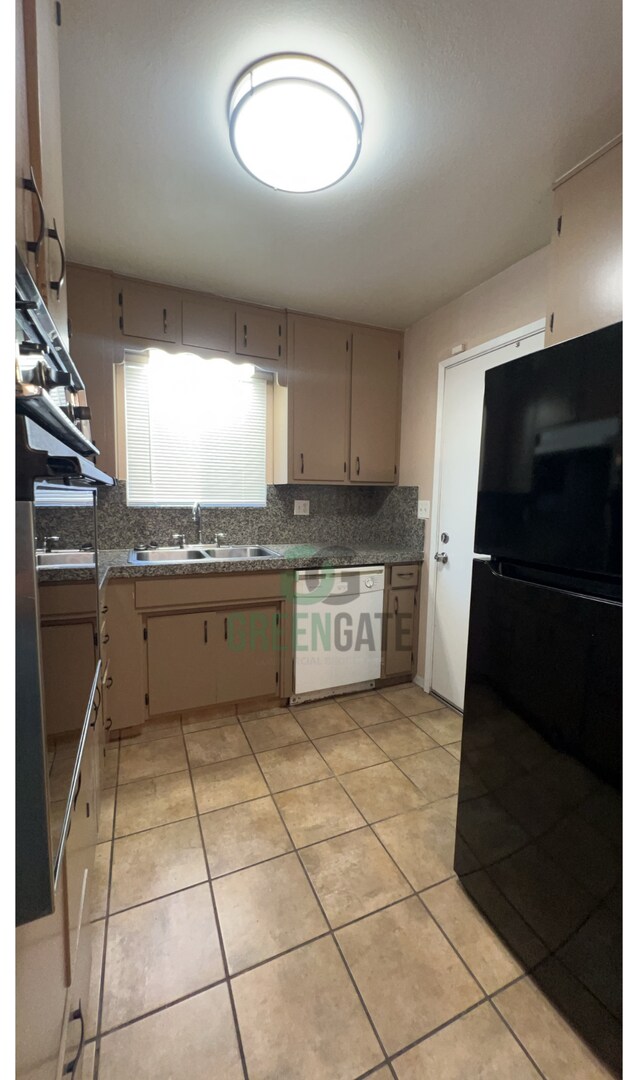 Building Photo - 3 BEDROOM 2 BATH MOVE IN READY IN MODESTO!!