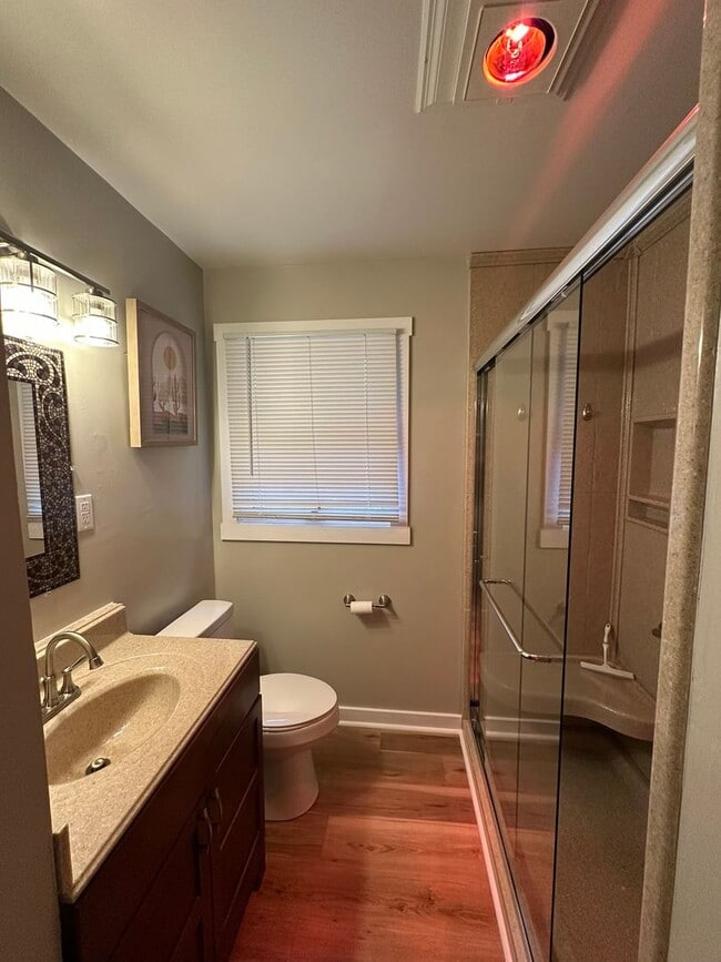 Building Photo - 223 Kingsway Dr