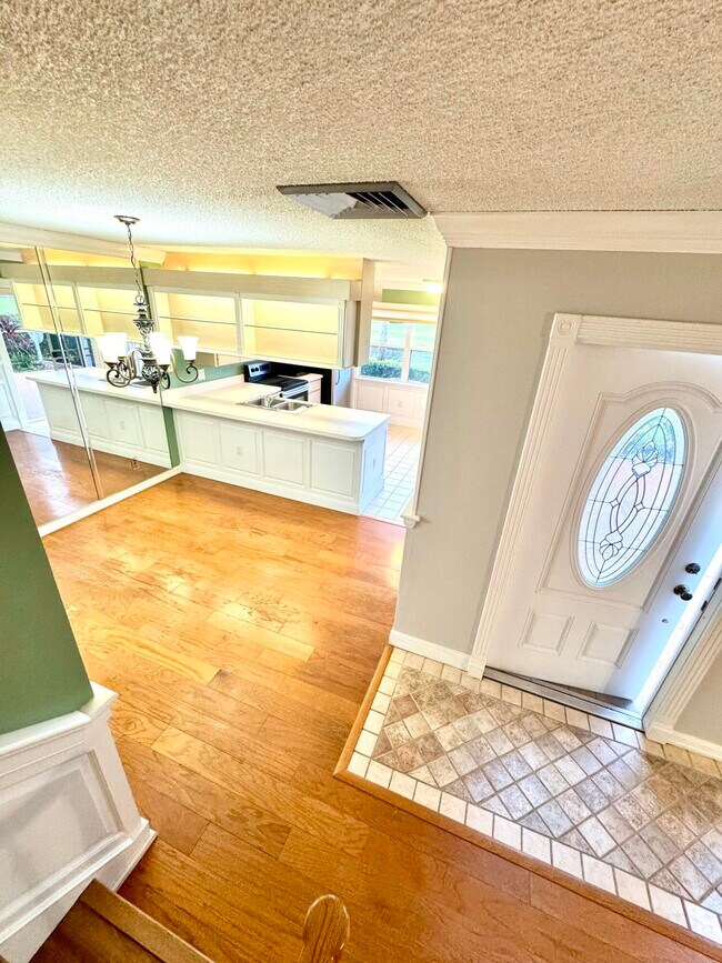 Building Photo - 2813 SW Lakemont Pl