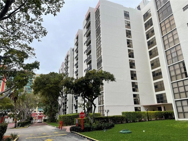 Building Photo - 16919 N Bay Rd