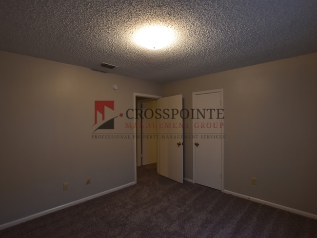 Building Photo - Adorable 3-bedroom, 2-bath duplex with 2-car garage in The Highlands Addition