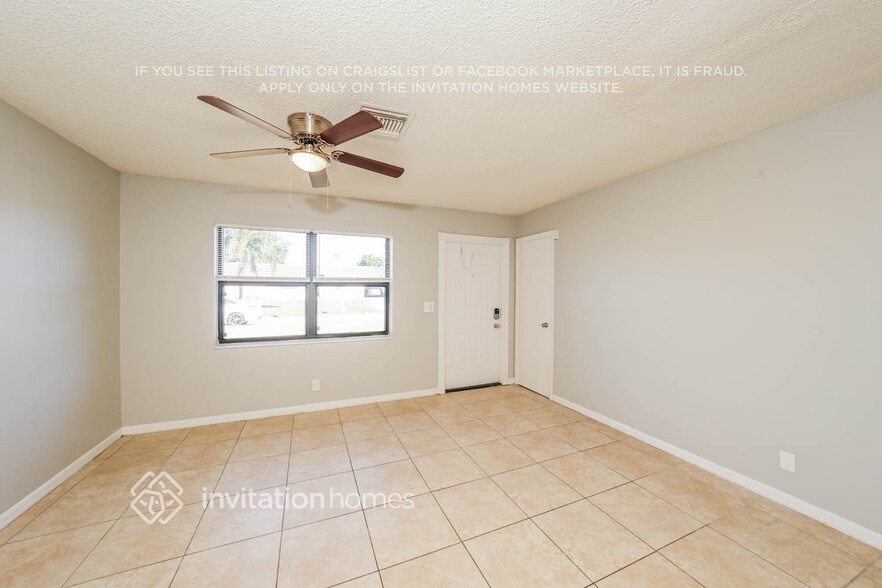 Building Photo - 9014 Fashion Pl