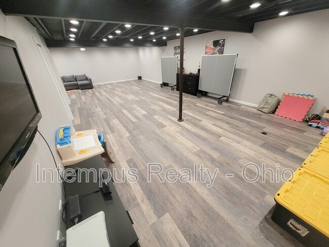 Building Photo - 6130 Brandon Dr