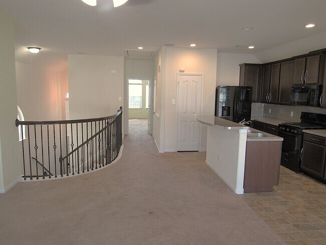 Building Photo - Conveniently located townhome in gated com...