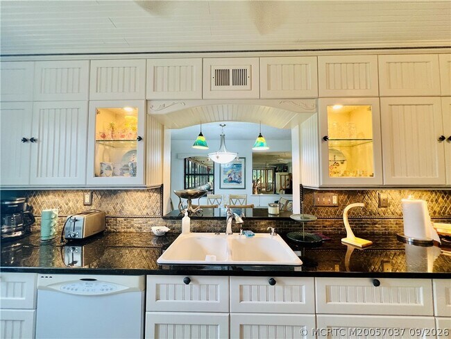 Building Photo - 10044 S Ocean Dr