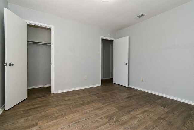 Building Photo - PEPERPORT.3913-3915