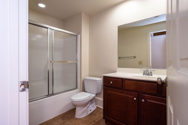 Building Photo - Flag Factory 10J