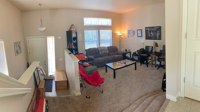 Building Photo - Lots of Great Light in this End Townhome