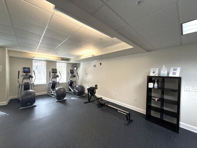 Building Photo - Fifth & Poplar - T.R. Lawing Realty Property