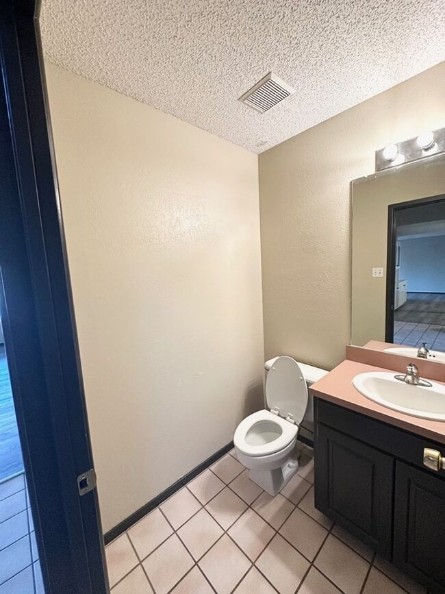 Building Photo - 5 Bedroom 3.5 Bath Ready to Rent ASAP!