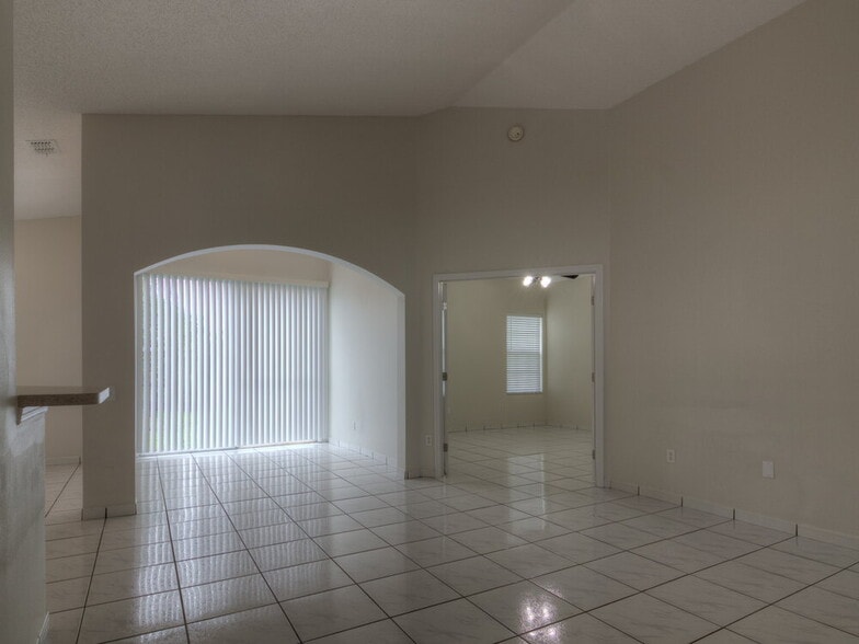 Building Photo - 8344 Fort Thomas Way