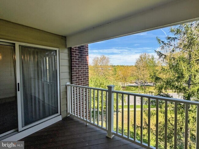 Building Photo - 2402 Ellsworth Way